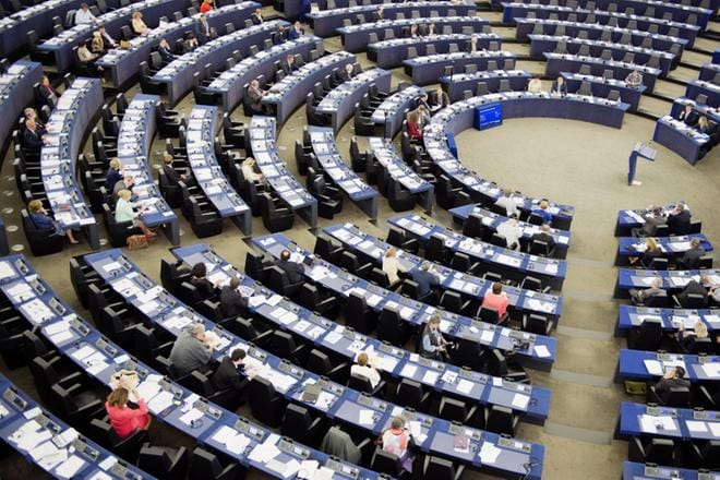 EU-parlamentti päätti, että EU:n yhteisiä arvoja loukkaavalta jäsenmaalta voidaan rankaisutoimena leikata tai pahimmassa tapauksessa jäädyttää EU-rahoitus. KUVA: Emilia Kangasluoma