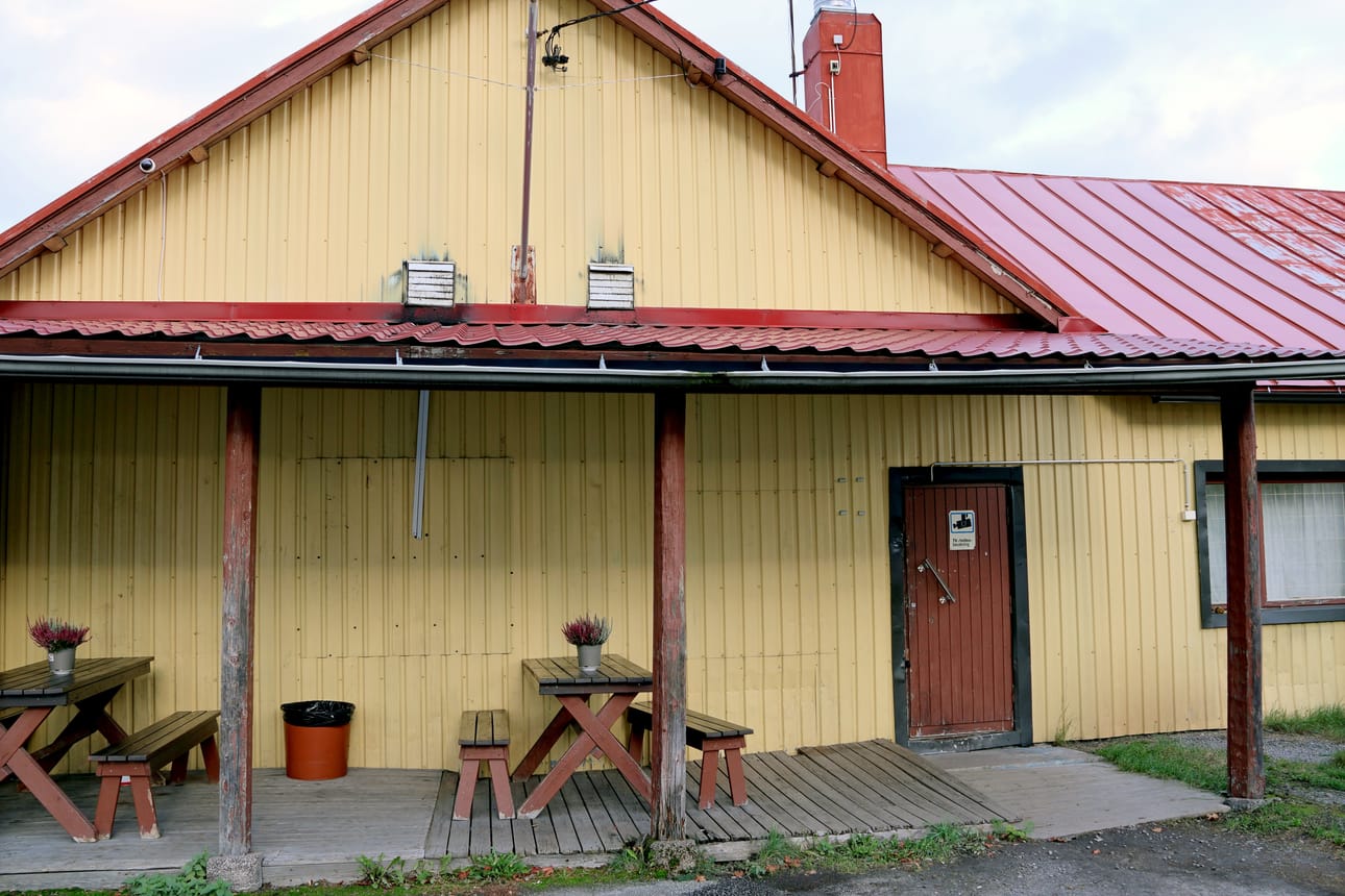 Vaikka grillillä ei ollut koskaan kylttiä katolla, asiakkaat löysivät tiensä sinne. Paikkakunnan tapahtumavieraat pääsivät käsiksi ruoka-annoksiin taksinkuljettajien ansiosta.