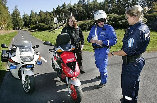 Vanhemmat konstaapelit Mika Heikkinen ja Tiina Aho Liikkuvasta poliisista tutkivat elokuussa Oulussa Jani Hiltusen mopoa. Kaikki oli kunnossa.