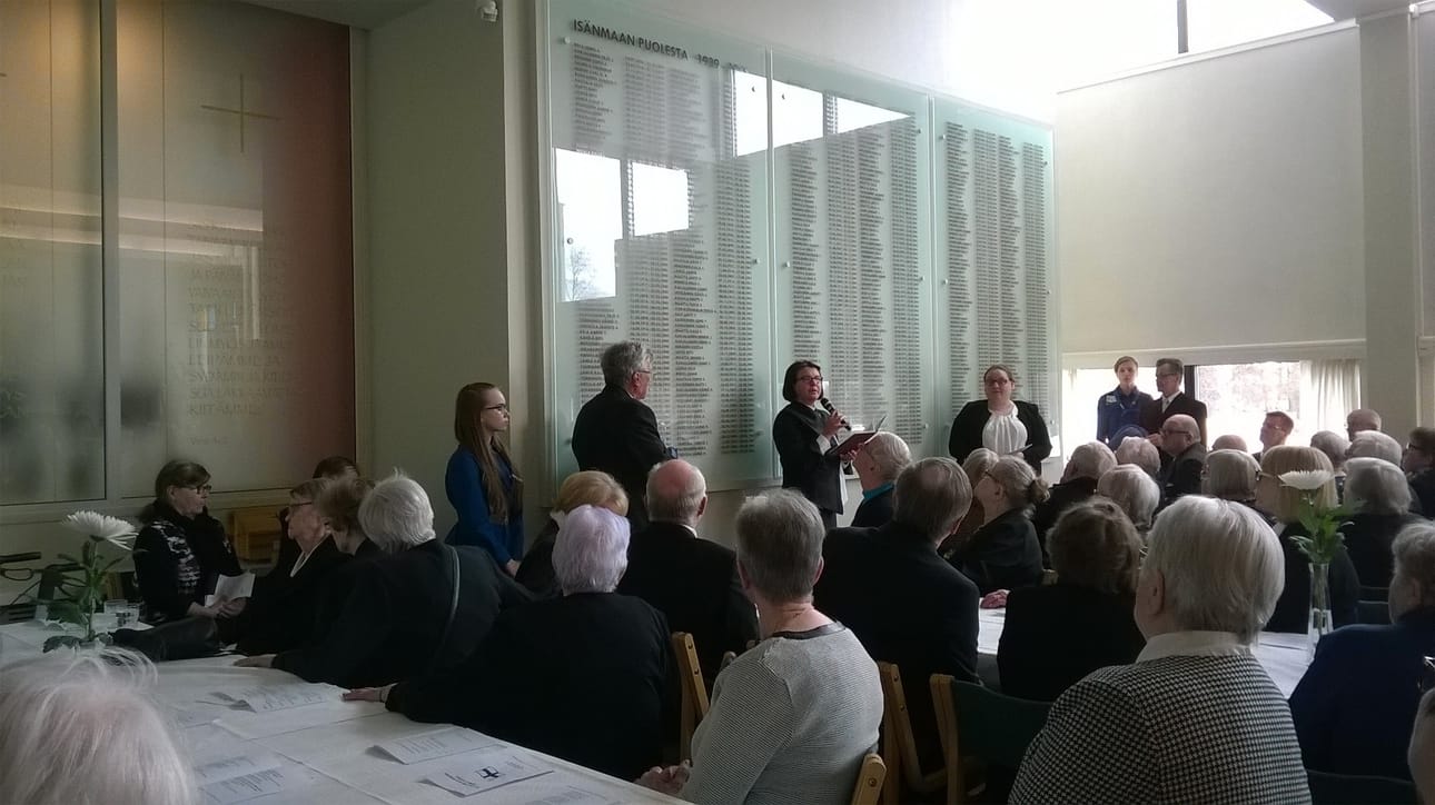 Sunnuntaina vietettiin Kaatuneitten muistopäivän juhlaa Kuusamon seurakuntatalolla. Juhlassa paljastettiin sankarivainajien muistotaulu. Taulu on kaunis ja puhutteleva. Siinä on 448 kuusamolaisen sankarivainajan nimet syntymä- ja kaatumisaikoineen. Lämminhenkiseen juhlaan osallistui satoja seurakuntalaisia.