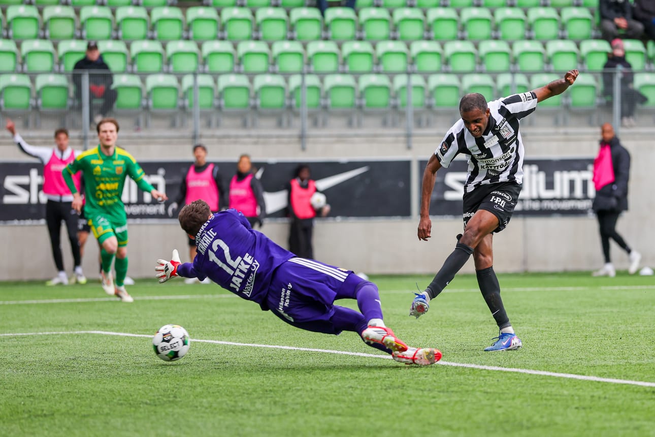 Jonathan Muzinga ryösti pallon Ilveksen maalivahdin Faris Krkalicin jalasta ja toimitti sen verkkoon.