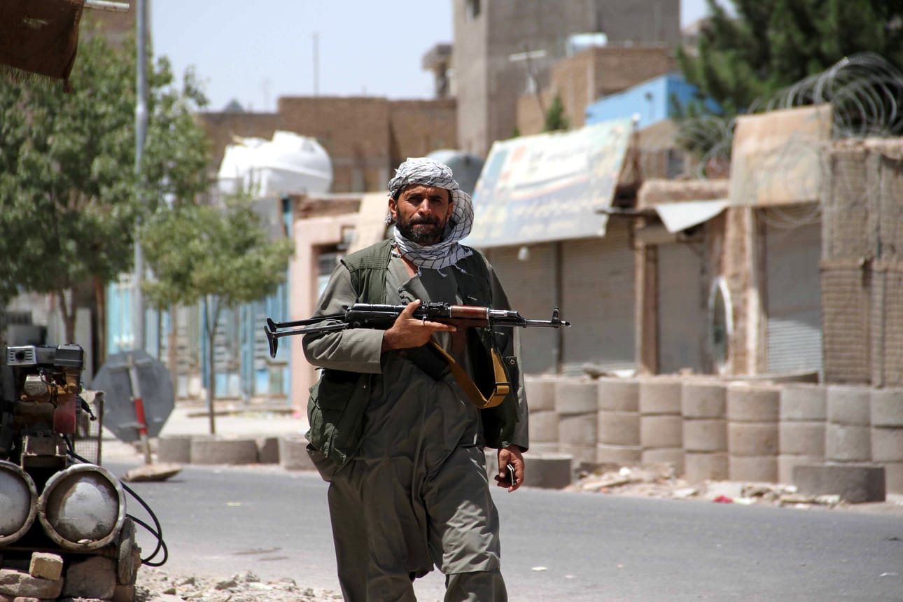 Asemies partioi Heratissa, jonka hallinnasta Taliban-liike ja Afganistanin turvallisuusjoukot ovat kamppailleet elokuun aikana.