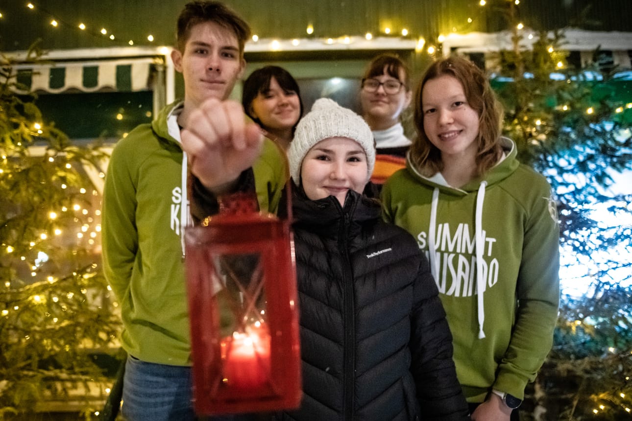 Marianne Myllylä (oik.), Satu Koivula, Sanja Tyynelä, Sade Raatikainen ja Iikka Meriläinen ovat innostunein ja odottavin mielin järjestämässä Kuusamo Summit 2020 -tapahtumaa.