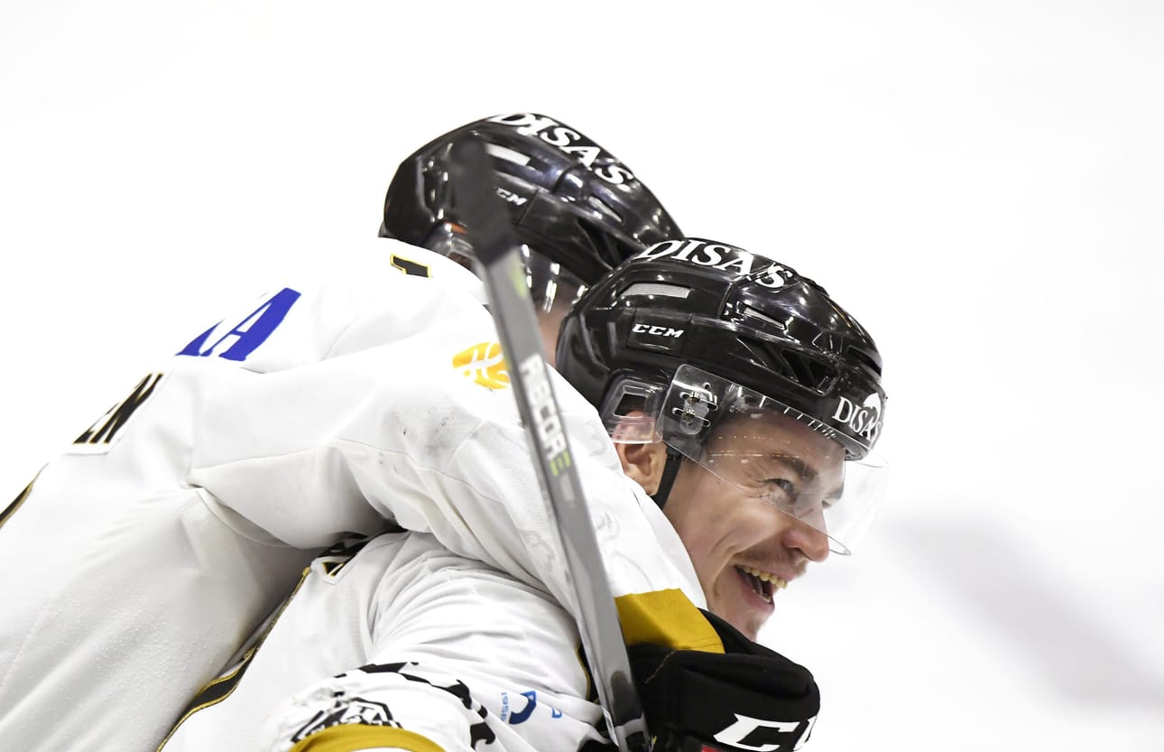 Kärpille jatkoerämaalin iskenyt Miska Humaloja (oik.) sai ensimmäisenä onnittelut Ville Leskiseltä, joka pohjusti osuman upealla syötöllään.