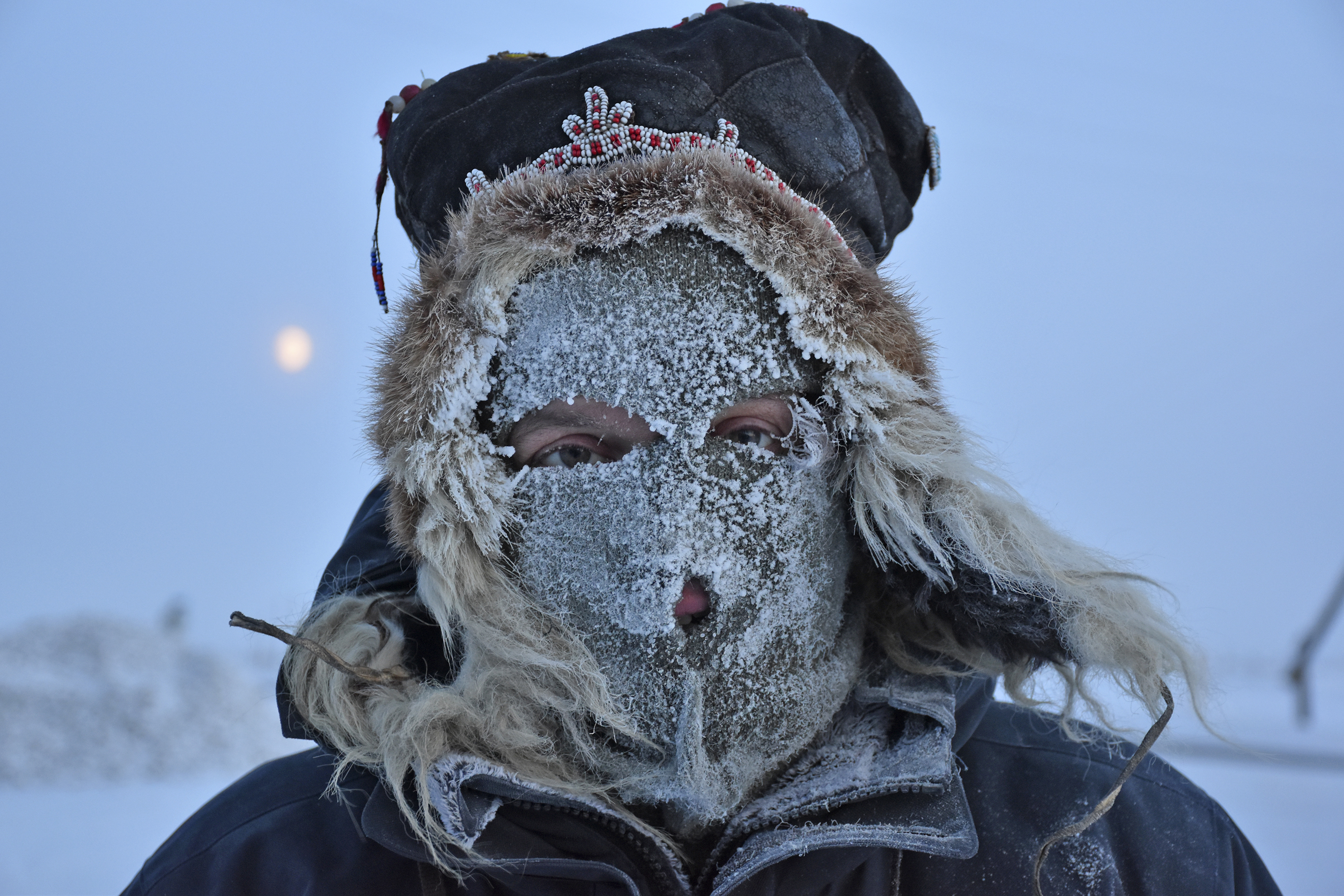 Jakutian pakkasissa, jotka voivat olla jopa -50 asteen luokkaa, kasvot suojataan hyvin. Kuvassa Jussi Konttinen pakkasvarustuksessa.