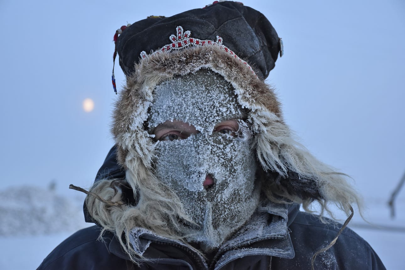 Jakutian pakkasissa, jotka voivat olla jopa -50 asteen luokkaa, kasvot suojataan hyvin. Kuvassa Jussi Konttinen pakkasvarustuksessa.