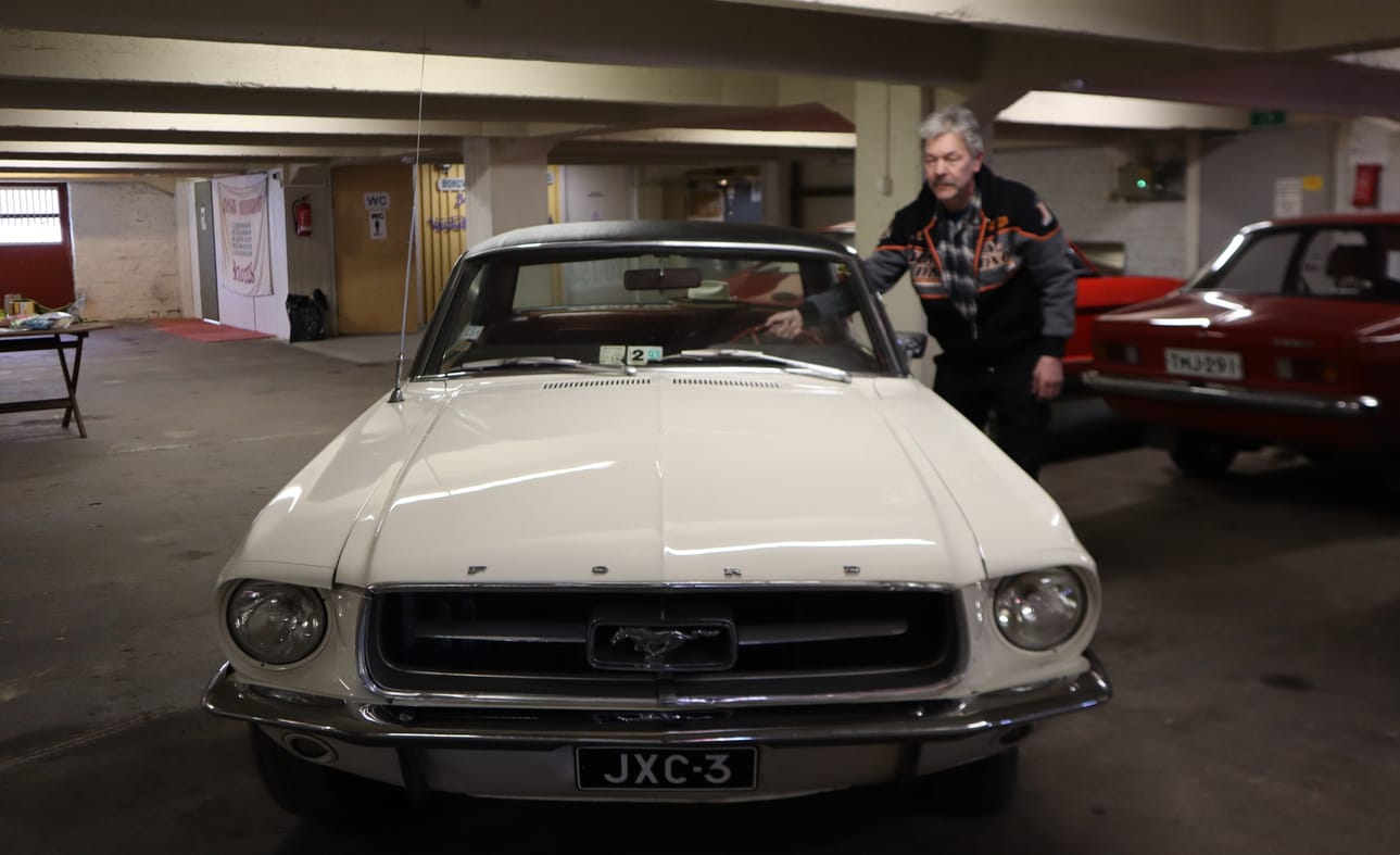 Vaasan auto- ja moottorimuseossa avautuu vappuna uusittu teemanäyttely. Museon yhdistyksen puheenjohtaja Matti Maartosen esittelyssä Ford Mustang vuodelta 1967.