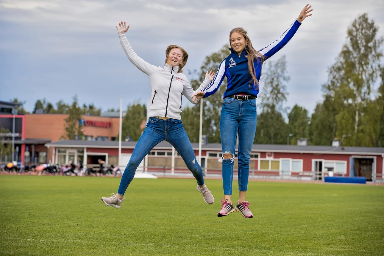 Tuoreet SM-mitalistit Emilia Tuomaala ja Inka Mehtola ovat saaneet yrleisurheilukauden näyttävästi paketiin. Molemmat ovat tyytyväisiä menneeseen kauteen.