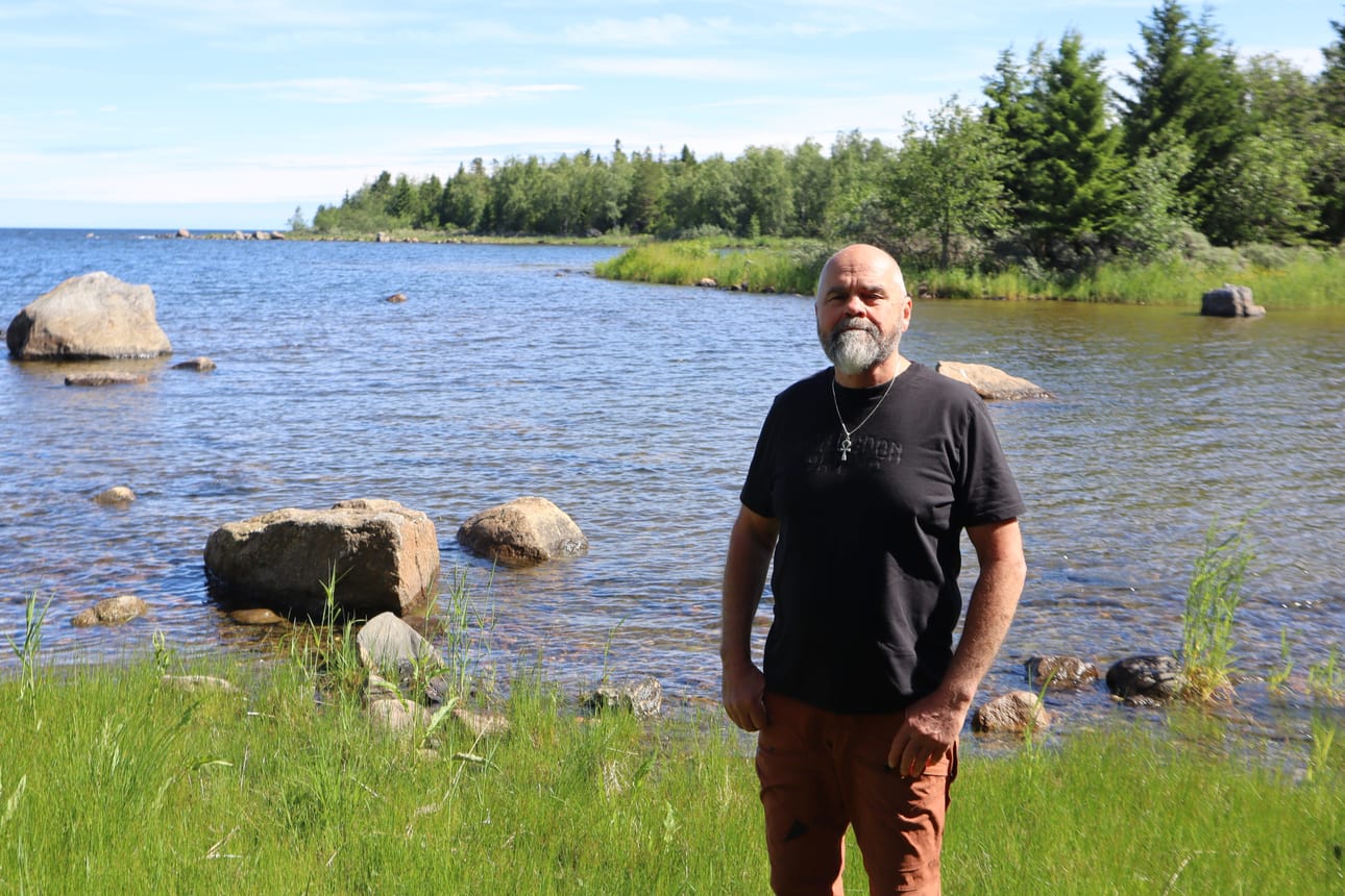 "Saaristossa on rosoisuutta ja rikkonaisuutta, mikä tarkoittaa sitä, että linnuille ja vesilinnuille on paljon sopivia pesimäpaikkoja. Vikarskatissa näkee muun muassa alleja, haahkoja ja mustalintuja.", Timo Lumme kertoo.