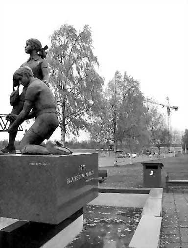 Uusi ydinkeskusta idullaan. Senioriasuntoja rakennetaan rajalle Torniossa rajayhteistyön muistomerkin kupeessa.