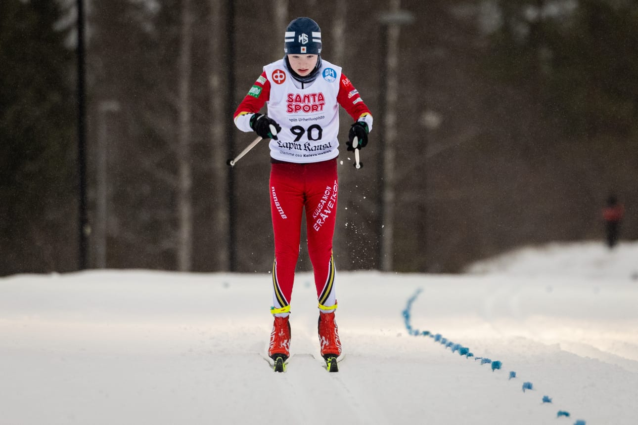 Veikka Takkula hiihti Kuusamon koululaiskisoissa voittoon 16-vuotiaiden poikien sarjassa. Arkistokuva joulukuulta 2024.