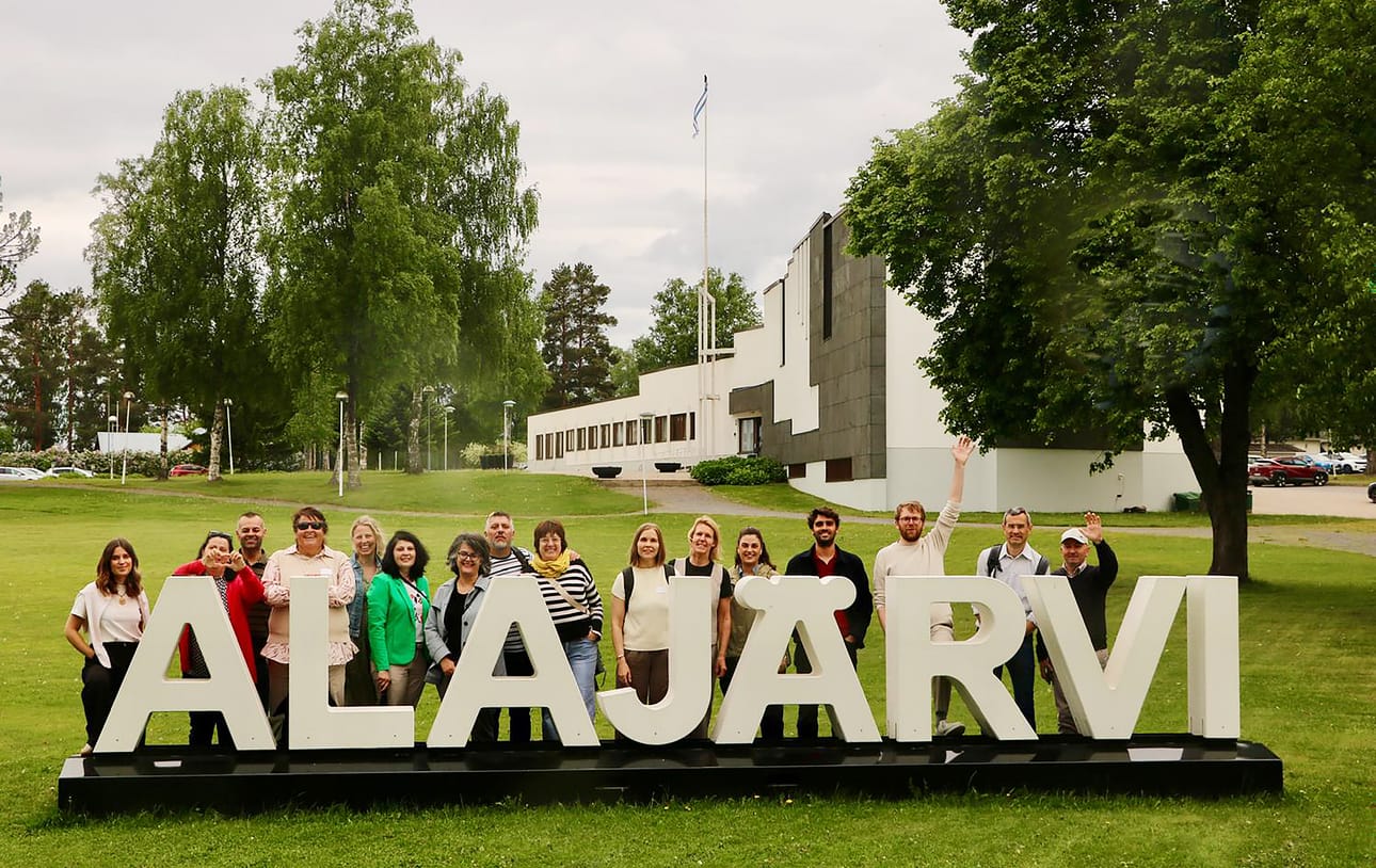 EUM Power -hankkeen väki tutustui monipuolisesti Alajärveen ja Järviseutuun vierailunsa aikana. Vieraat tulivat kahdeksasta maasta eri puolilta Eurooppaa. Projektipäällikkö Kirsi Lassila kuvassa 5. vasemmalta.