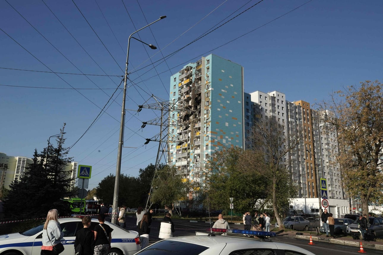 Ukrainan tiistain vastaisena yönä tekemä lennokkihyökkäys vauroitti muun muassa tätä kerrostaloa Ramenskojessa Moskovan alueella. LEHTIKUVA/AFP