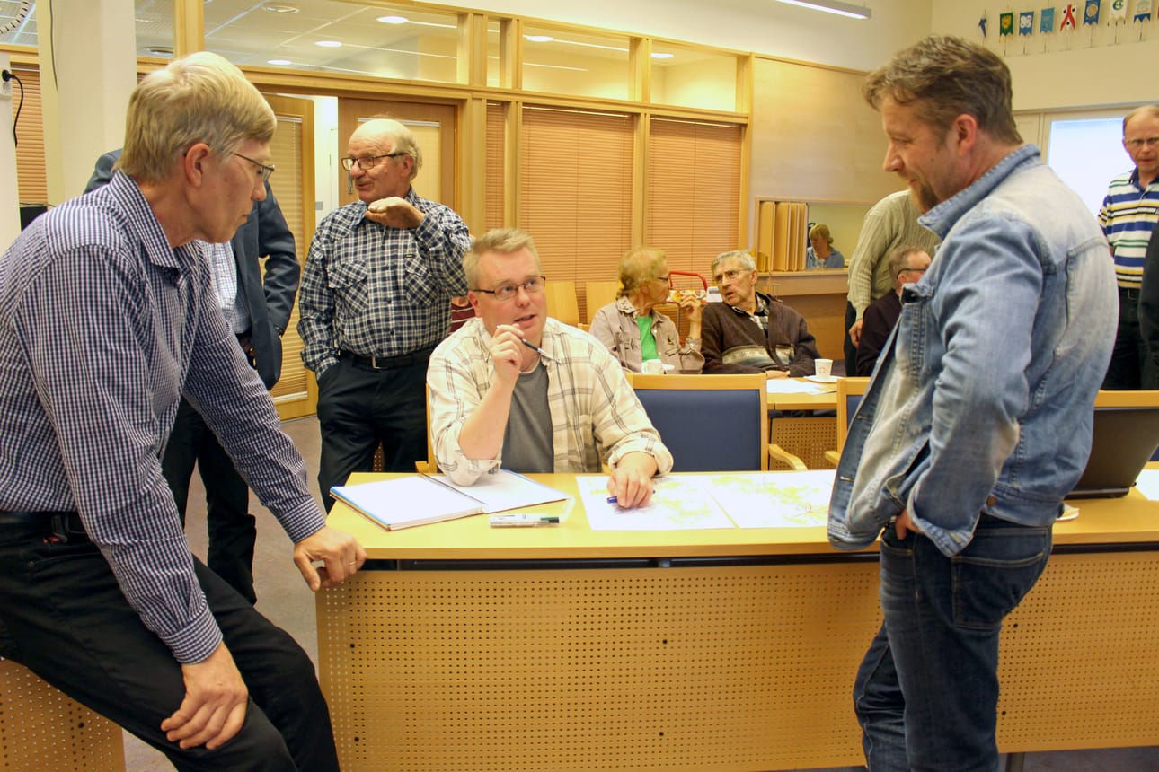 Vyyhti II -hankkeen järjestämä Lamujoen maisema- ja vesistöilta kiinnosti suuresti Lamujoen rannoilla asuvia. Heikki Tahkola Oulun Kalatutkimuslaitoksesta sai lisätietoja koski- ja kalatutkimuksiinsa Eero Taskilalta ja Eero Leskiseltä.