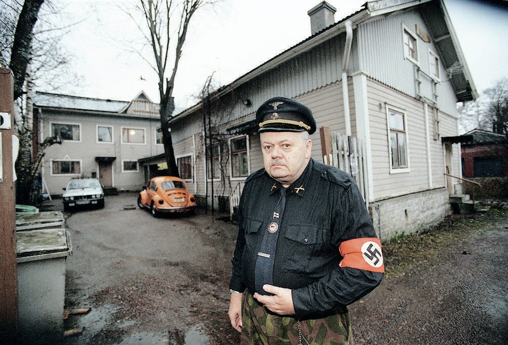 Vuonna 2003 kuollut Pekka Siitoin oli Adolf Hitleriä avoimesti ihaileva uusnatsi. Hän sai 1970-luvulla vankeustuomion yllytyksestä SKP:n Tiedonantaja-lehteä painaneen kirjapaino Kursiivin tuhopolttoon.