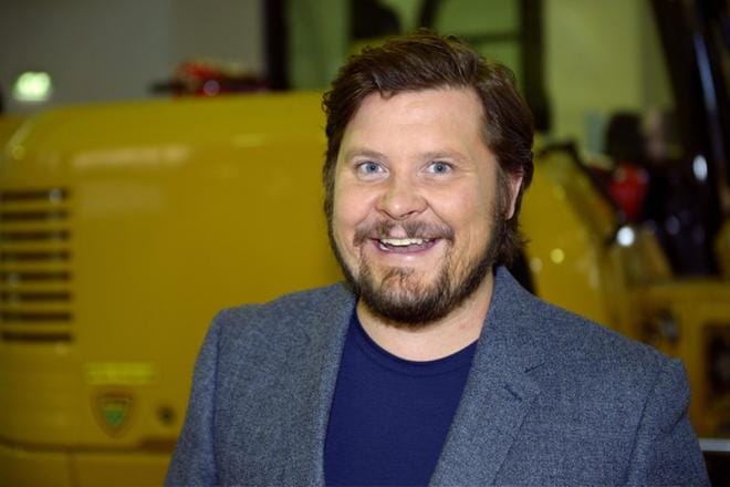 Janne Kataja peri Kari Salmelaisen paikan legendaarisen Napakymppi-ohjelman juontajana. Kuva: Emmi Korhonen