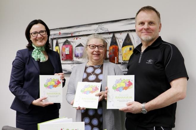 Oma Säästöpankin palvelupäällikkö Helena Marjomäki (vas.) sekä Töysän Säästöpankkisäätiön hallituksen jäsen Tarmo Puoliväli luovuttivat Koululaisen rahakirjoja lahjoitettavaksi alakouluille. Alajärven koulutoimen puolesta kirjat otti vastaan sivistystoimen talouspäällikkö Merja Hannulabacka-Mäki. KUVA: SARI HEINILÄ