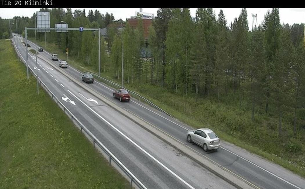 Kiimingissä sijaitsevan kelikameran kuvaa juhannusliikenteestä tieltä 20.
