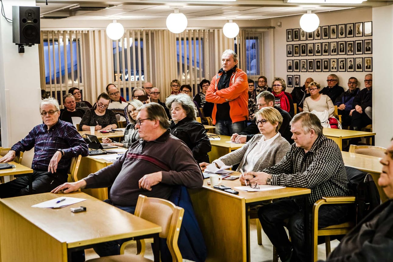 Pellon kunnanjohtajan valintaa seurasi täydet penkkirivit yleisöä.