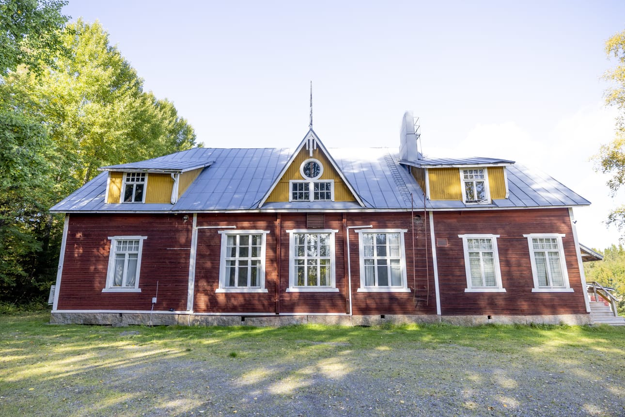Munakan nuorisoseurantalo rakennettiin 1923. Toiminnan kulmakivinä ovat olleet näytelmät, kerhot, juhlat ja tanssit. Tänä kesänä talossa on vietetty 11 hääjuhlat.
