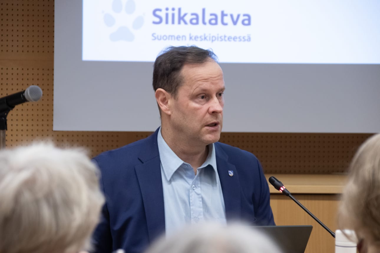 Siikalatvan kunnankohtaja Pekka Iivarin mukaan ennakoitua suotuisampi tilinpäätös tuo pelivaraa kunnan talouteen, mutta ei muuta rakenteita.