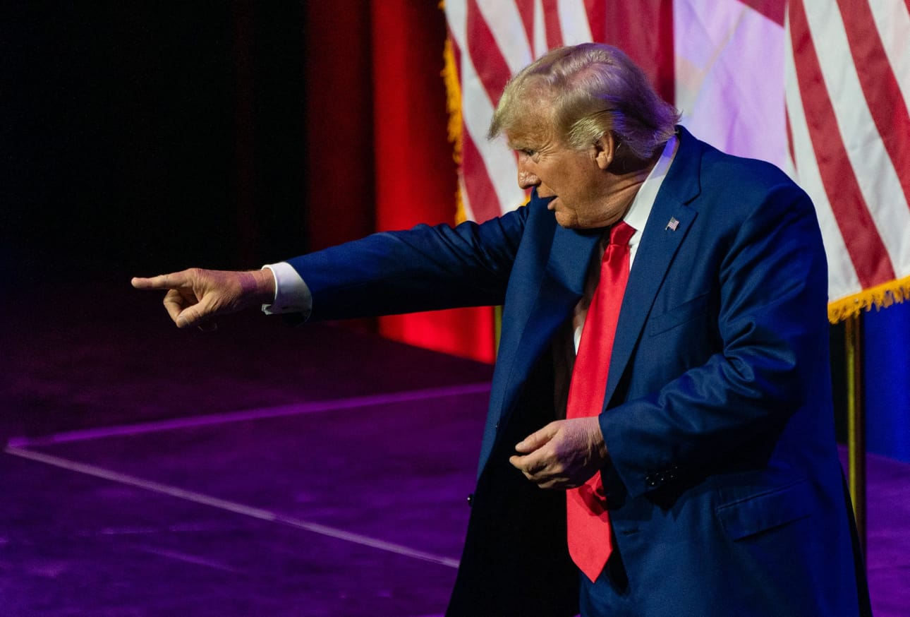 Donald Trump oli perjantaina kirjoittanut uhkaavalta vaikuttaneeseen sävyyn sosiaalisessa mediassa. Syyttäjä viittasi tuomarille jättämässään pyynnössä Trumpin aiempiin hyökkäyksiin. LEHTIKUVA/AFP