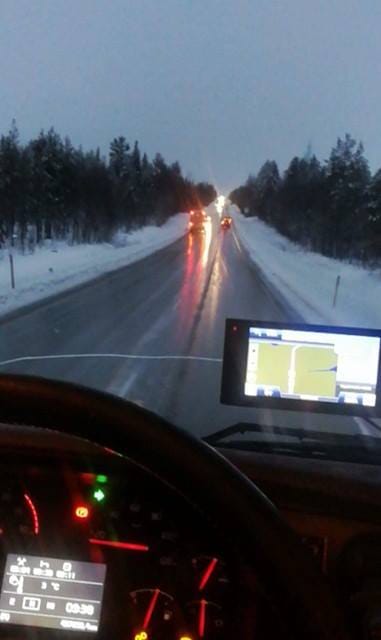 Tältä näytti valtatie Ouluun 15 kilometriä Kuusamosta rekan ratista.