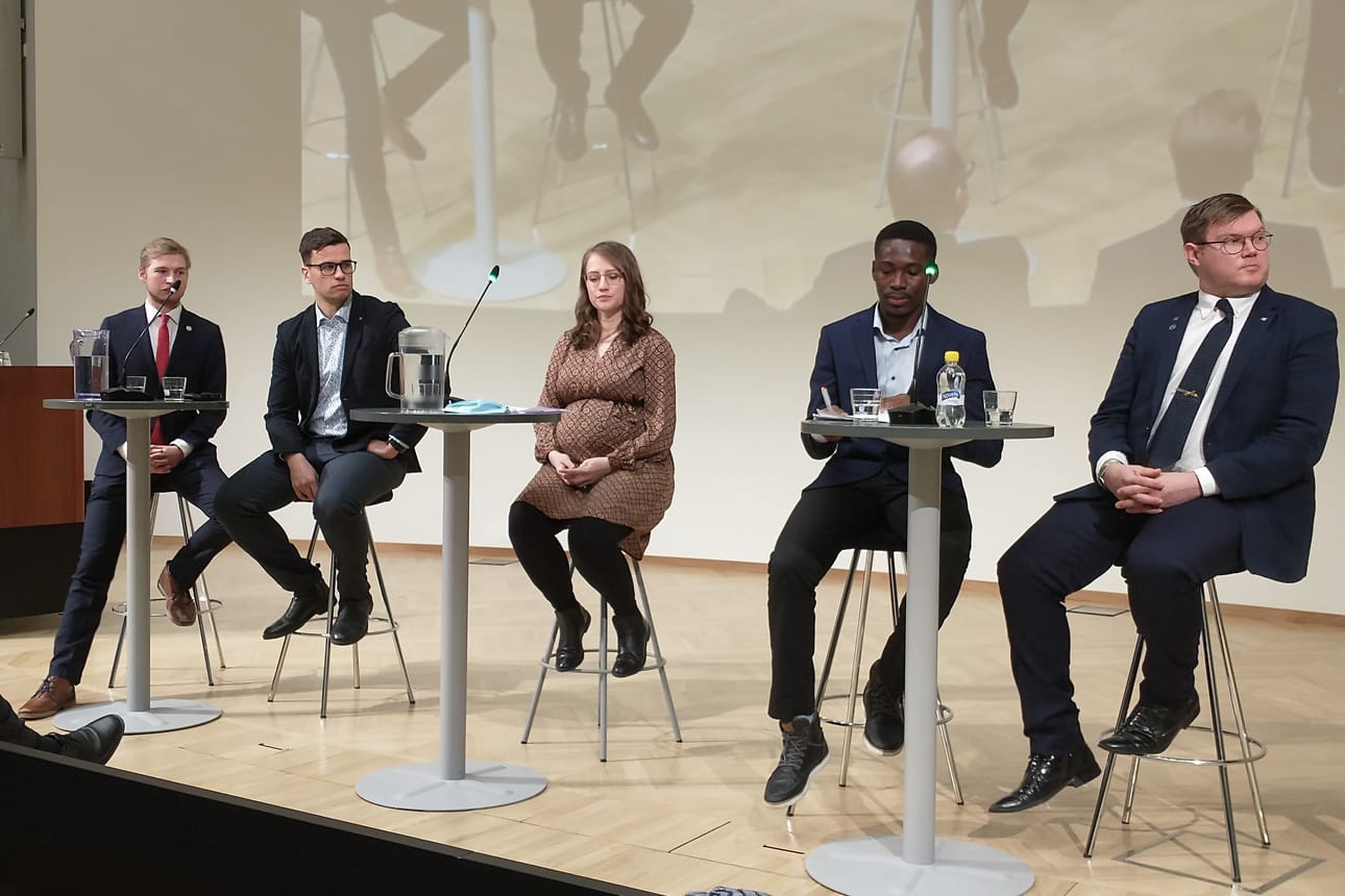 Opiskelijapaneeli pääsi esittämään näkemyksiään. Elmo Nikula, Antti Viita, Laura Peltoniemi, Lukumanu Iddrisu ja Anssi Juvela kertoivat, miten asioita pitäisi heidän mielestään hoitaa.