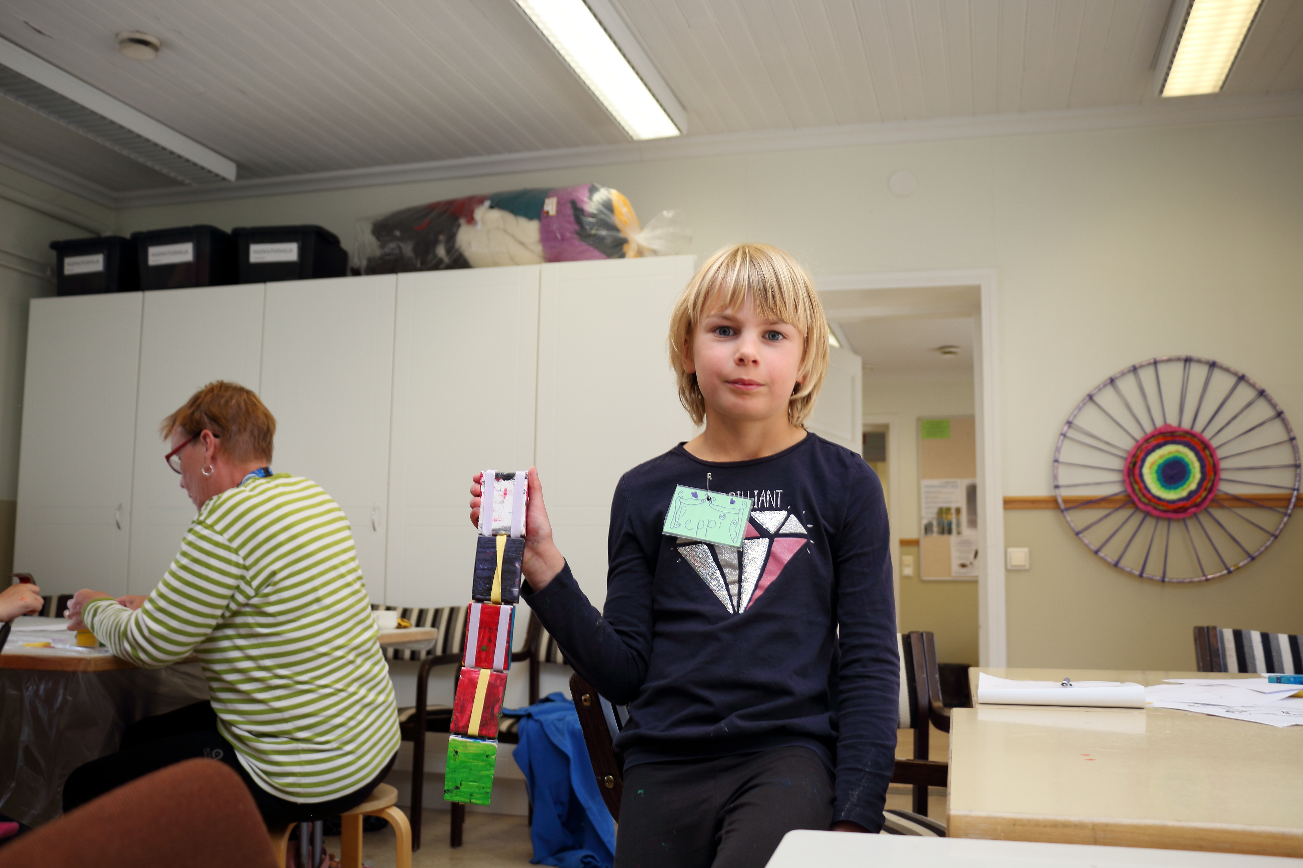Raahe-opiston kursseille aiemminkin osallistunut kahdeksanvuotias Peppi Airasmaa esittelee tekemäänsä klapsutinta.