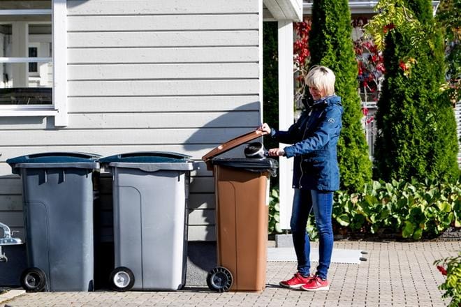Haapasaarten pihassa Seinäjoen Simunassa on nyt kolme jäteastiaa. Paperinkeräysastian ja sekajäteastian seuraksi ilmestyi elokuussa viiden perheen yhteinen biojäteastia. Biojäteauto käy tyhjentämässä astian kesällä kerran viikossa, talvella joka toinen viikko. KUVAT: JAAKKO ELENIUS