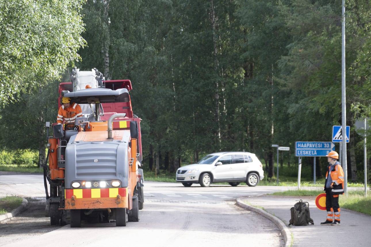 Piippolan taajamassa valmisteltiin keskiviikkoiltana vuosia toivottua Museotien taajamaosuuden uudelleen päällystämistä. Keskustie oli päässyt todella huonoon kuntoon.