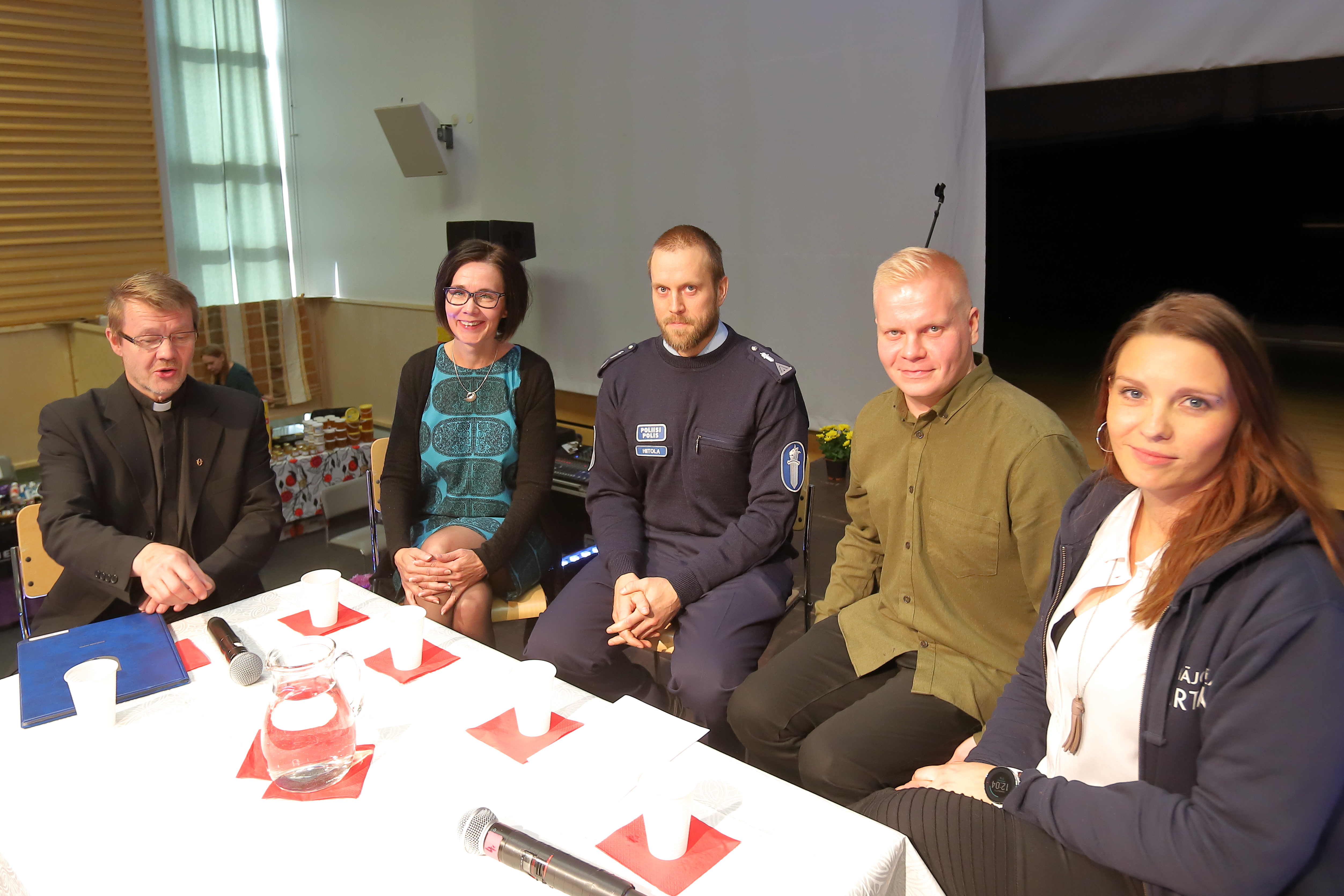 Jukka Malinen (vas.) veti rohkeutta ja identiteettiä käsitelleen paneelin, jossa ajatuksiaan toivat julki Hanna-Leena Mattila, harri Hiitola, Henri Ylikulju ja Riikka Kylmäoja – sekä allekirjoittanut toimittaja. 