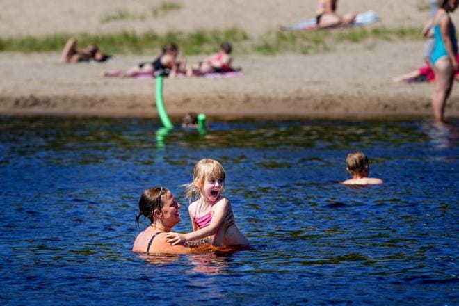 Niinisalosta Seinäjoelle vierailulle tullut Niemen perhe viihtyi Kyrkösjärvellä. Satu-äidillä oli hauskaa vedessä yhdessä Erin-tyttärensä kanssa. KUVAT: JAAKKO ELENIUS