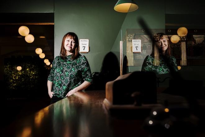 Kirjailija ja rikostoimittaja Kicki Sehlstedt teki dekkarin, joka käsittelee lasten seksuaalista hyväksikäyttöä ja houkuttelua netissä. Seuraava jännitysromaani on jo tekeillä, ja sen aiheena on netin vihapuhe. KUVA: Silja Viitala / Lännen Media