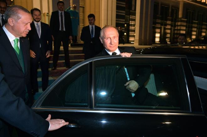 Presidentti Vladimir Putin on automies. Virkatehtävissä häntä kuljettaa musta limusiini, joka on venäläistä tekoa mutta muistuttaa erehdyttävästi brittiläistä. Tässä Putin nousee kyydistä Turkissa. KUVA: ALEXEI DRUZHININ / SPUTNIK / KRE
