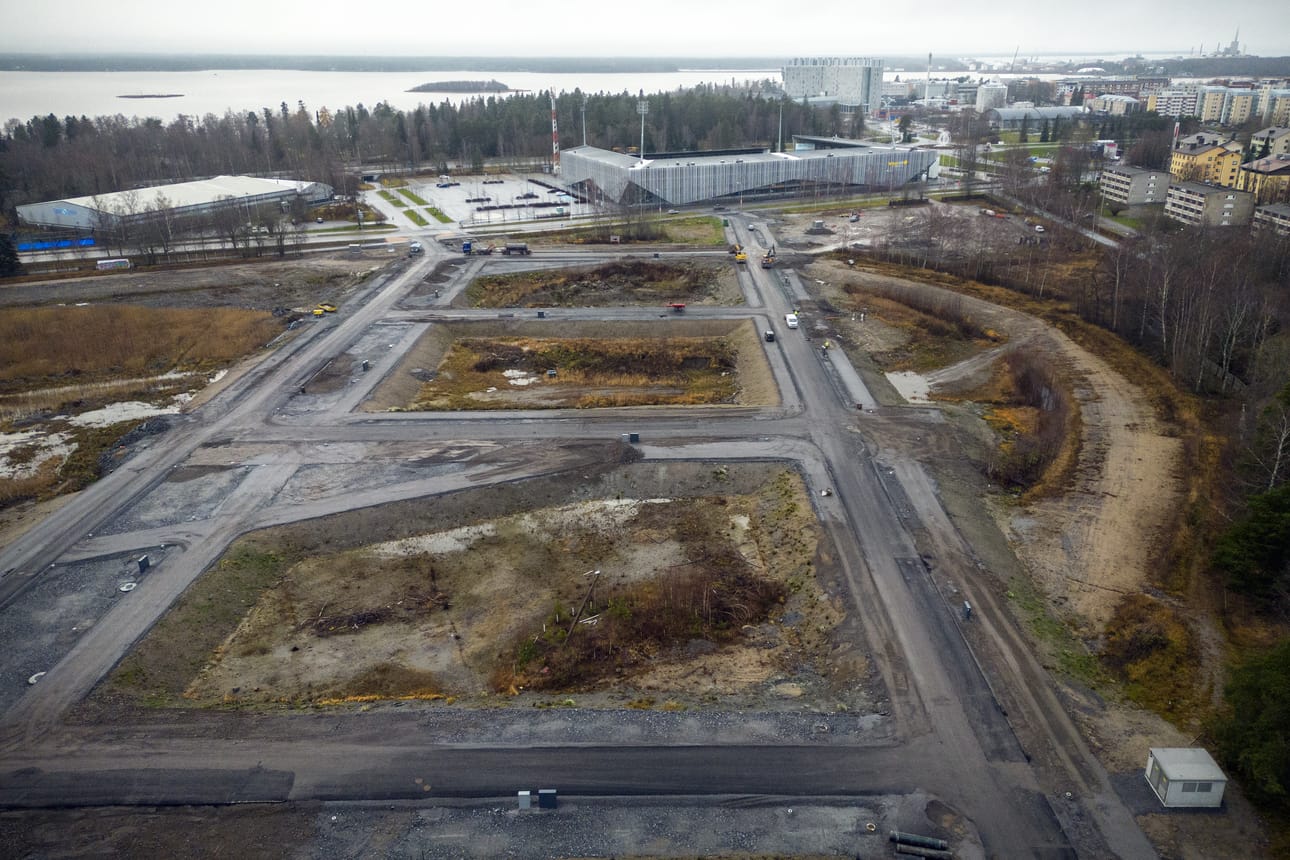 Ravilaaksoon on rakennettu tiet jo aikoja sitten, mutta uusi asuinalue on ollut tyhjillään vuosia. Nyt ensimmäinen kerrostalotontti on varattu kuvassa oikealla olevalta Mielenkiinnonkadulta. Arkistokuva.