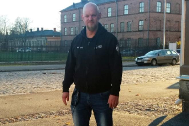 Vaasassa viime viikolla Aavetaloja ja ihmiskohtaloita -luennon pitänyt Mauri Karvonen ihastui historiaa henkivään kasarmialueeseen. Kuva: Anna-Leena Ekroos