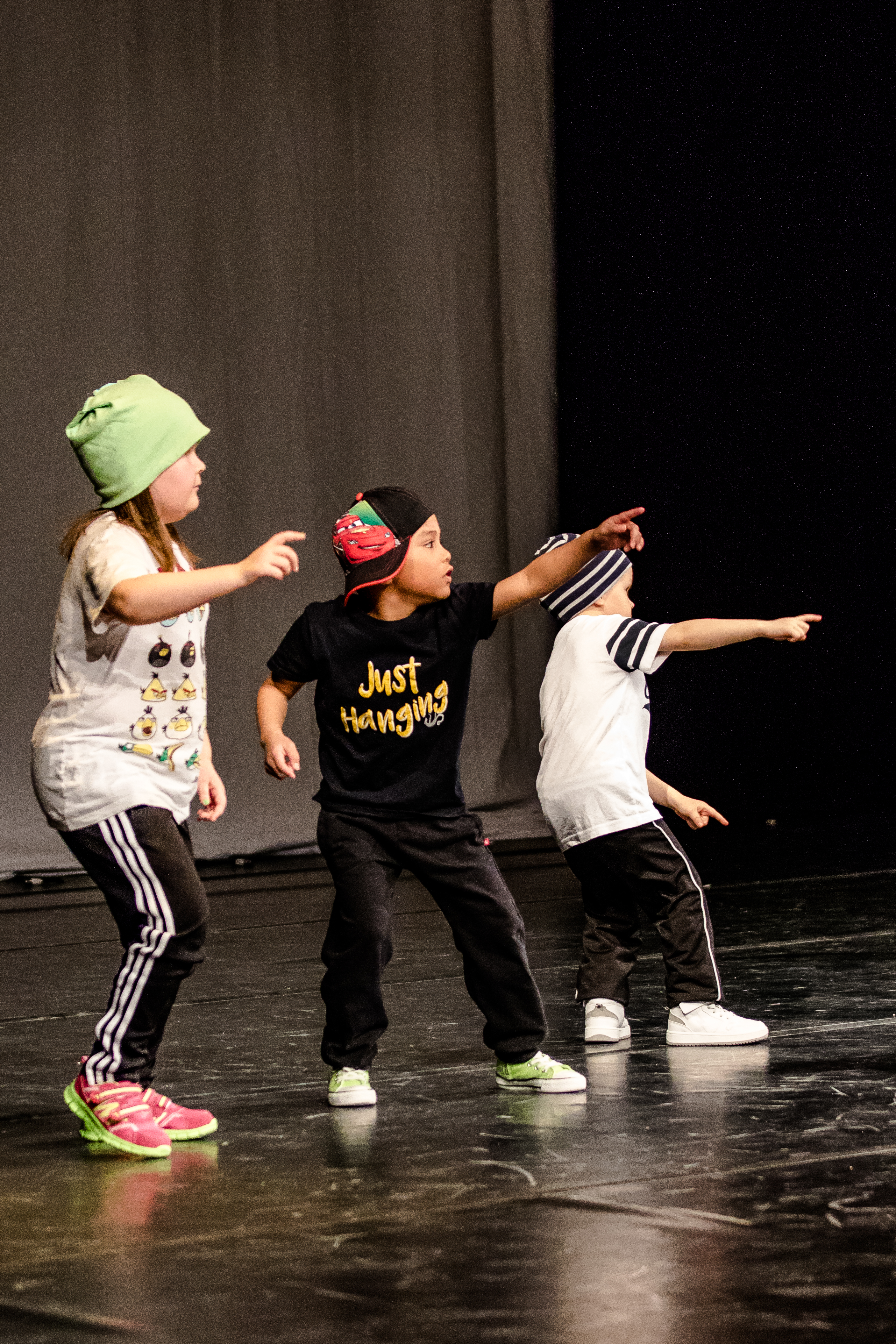 Tämä kolmikko on omaksunut breakdancen liikekielen.