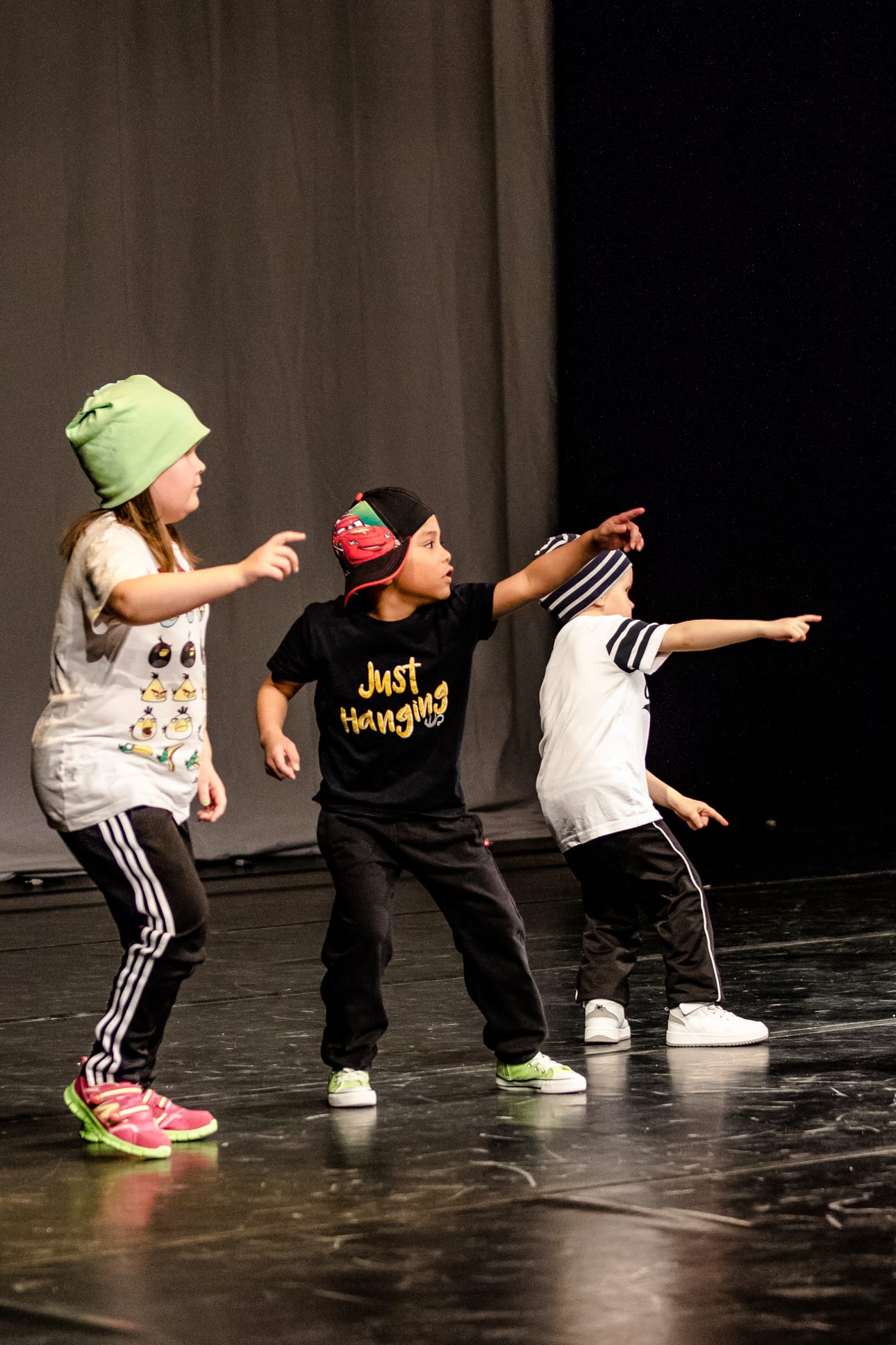 Tämä kolmikko on omaksunut breakdancen liikekielen.