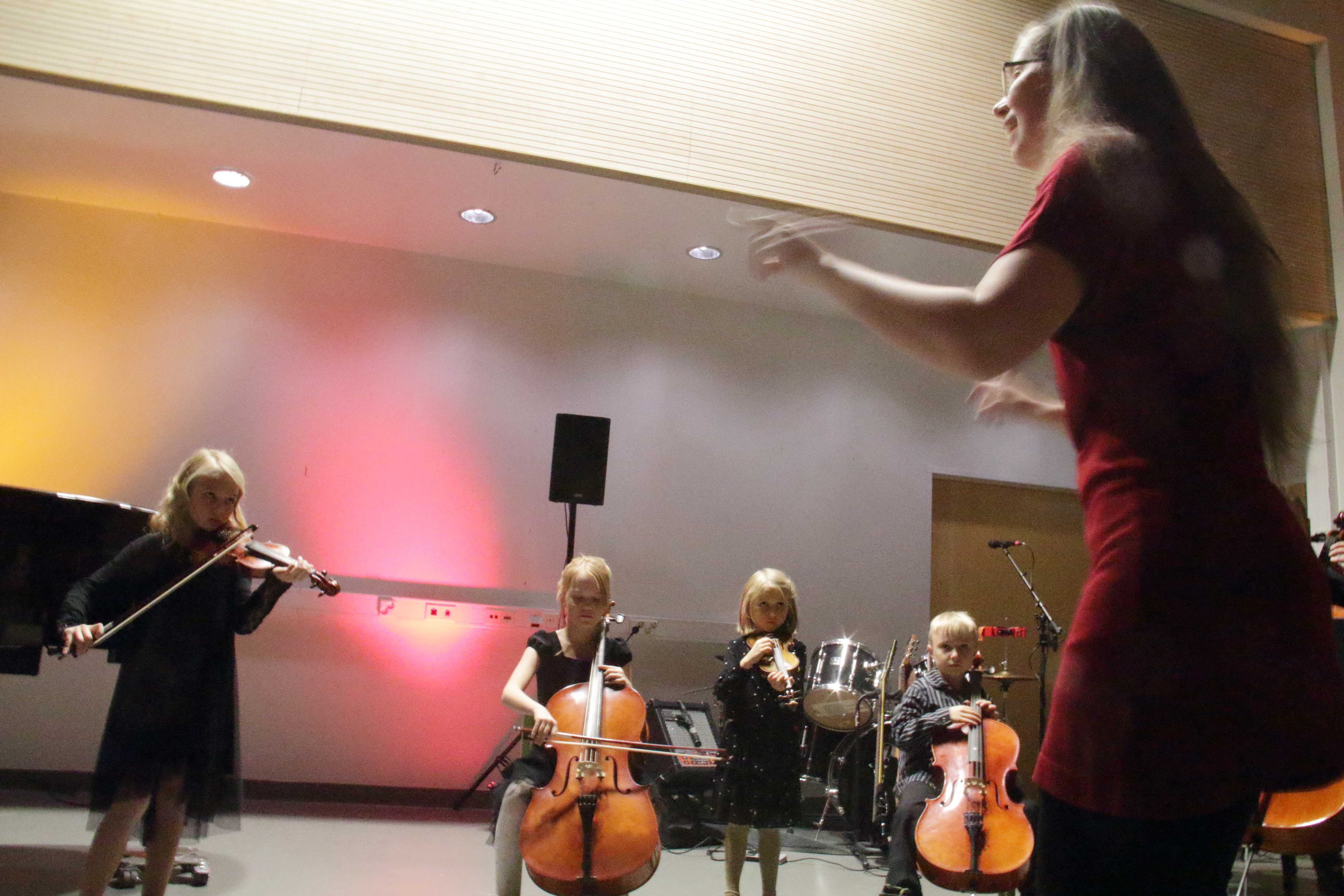 Jokilaaksojen musiikkiopisto juhlii alueensa paikkakunnilla 50-vuotisjuhliaan. Haapavedellä konsertoitiin tiistaina, kuvassa esiintymässä Jokilaaksojen minijouset. Pääjuhla on Oulaisissa tänään lauantaina.