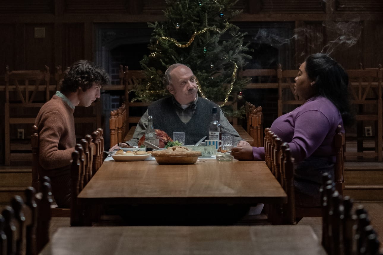 Oppilas (Dominic Sessa), opettaja (Paul Giamatti) ja kokki (Da’Vine Joy Randolph) joutuu pärjäämään joululoman yhdessä elokuvassa The Holdovers.