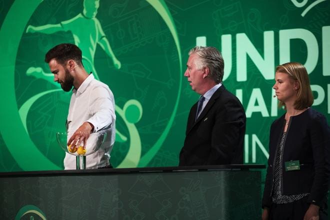 Vastaavanlaisia kisoja ei Suomeen ole poikien puolella odotettavissa ainakaan 10 vuoteen. Tim Sparv, Uefan John Delaney ja FC Kiiston kasvatti, lähes sadan A-maaottelun konkari Maija Saari suorittivat arvonnan. KUVAT: JARNO PELLINEN