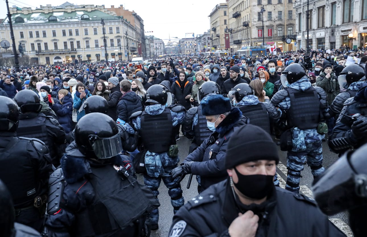 Pietarissa poliisit olivat pidättäneet lauantai-iltaan mennessä yli kolmesataa ihmistä. Aleksei Navalnyia tukevia protesteja järjestettiin lauantaina kymmenissä kaupungeissa Venäjällä.