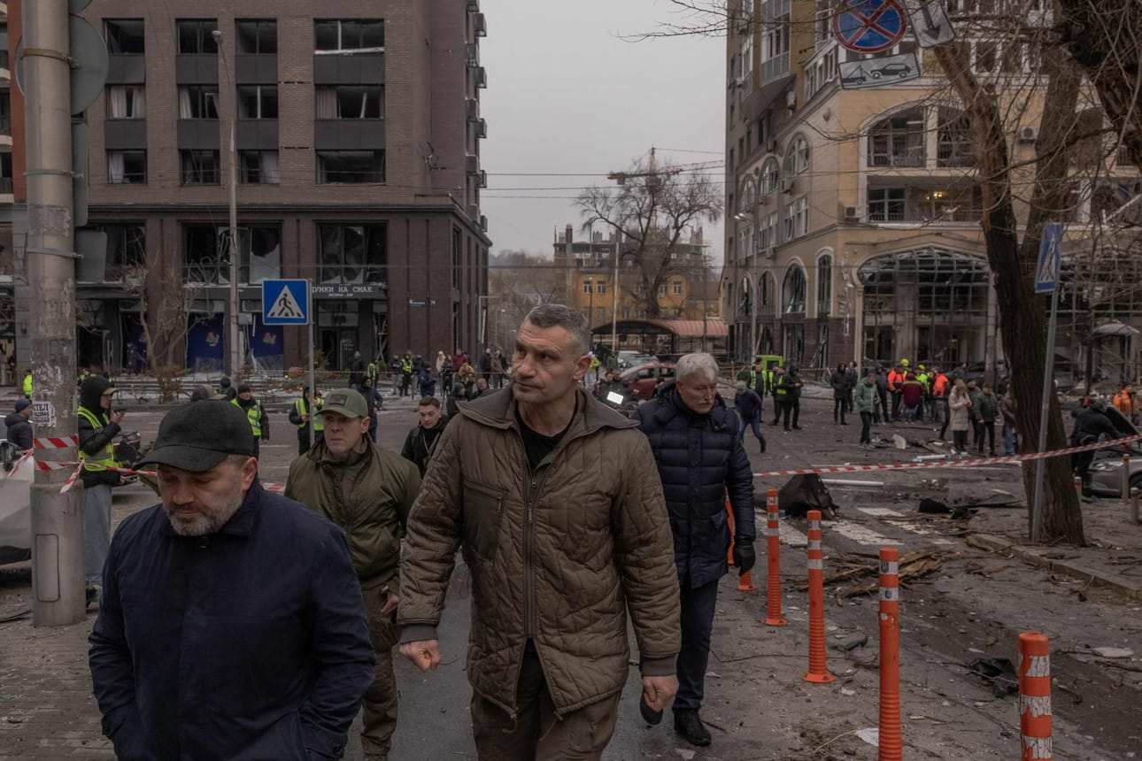 Tunteja aiemmin Kiovan pormestari Vitali Klitshko (keskellä) varoitti kaupunkia ballistisen ohjuksen uhasta. Kuva on Kiovasta joulukuulta. LEHTIKUVA/AFP