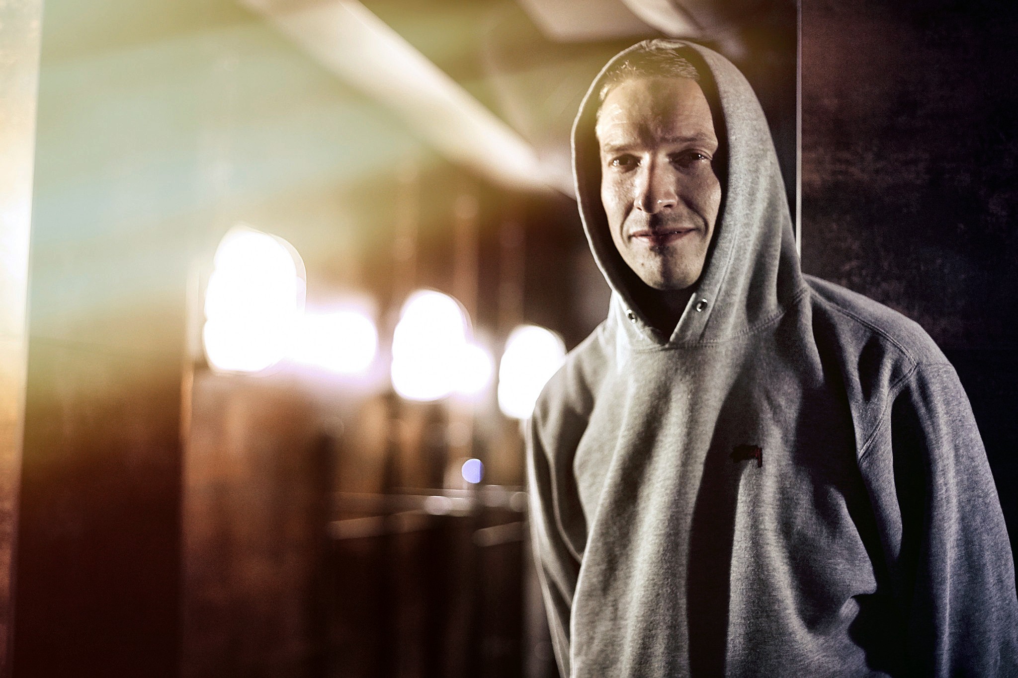 Asa (Matti Salo) kertoo olevansa aamuihminen ja heräävänsä aamuisin puoli kuuden aikaan.