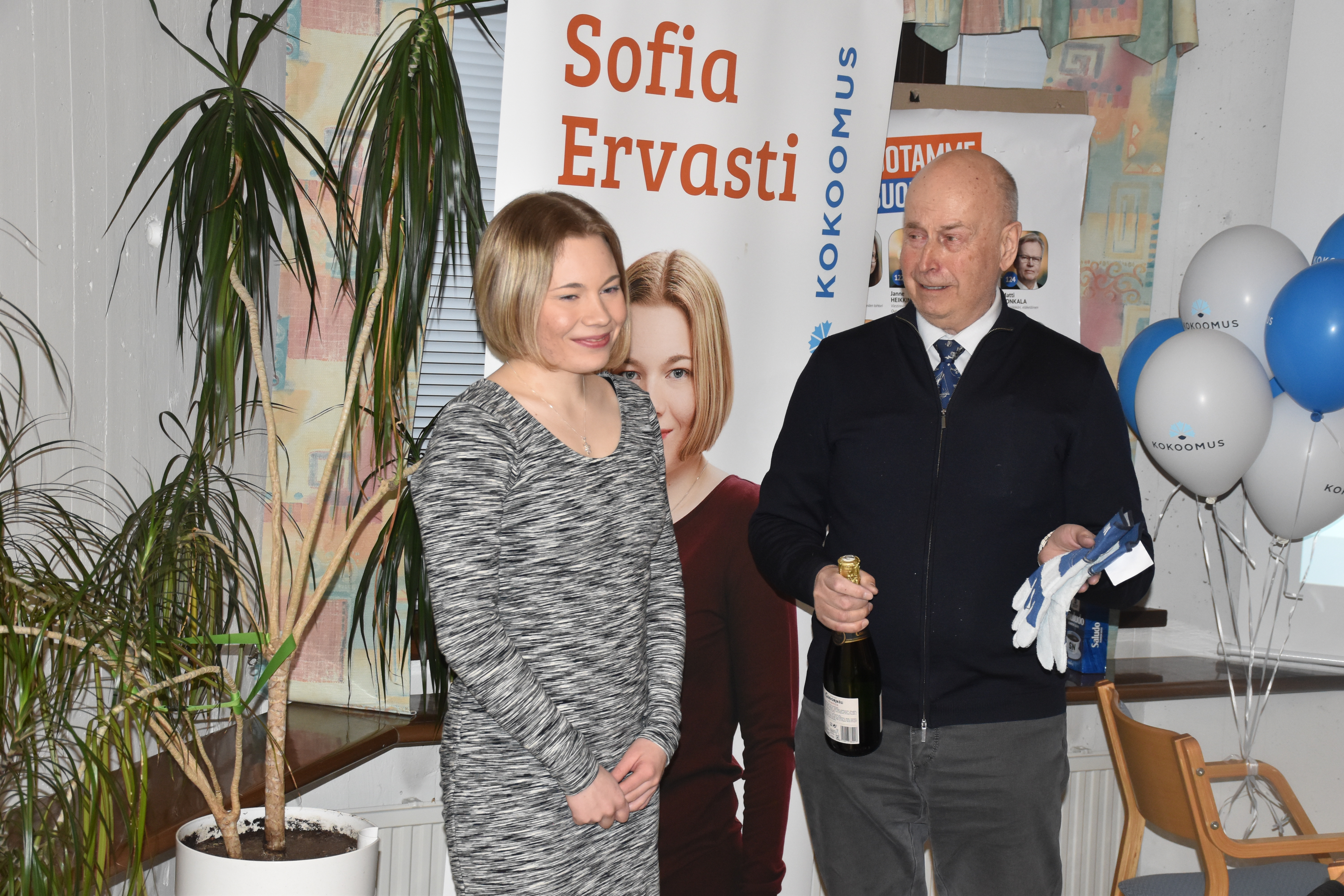 Martti Turunen palkitsi Sofia Ervastin hyvin menneestä vaalikampanjasta talkoohansikkailla ja shamppanjapullolla.
