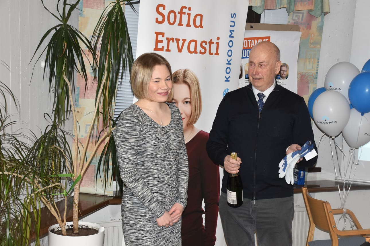 Martti Turunen palkitsi Sofia Ervastin hyvin menneestä vaalikampanjasta talkoohansikkailla ja shamppanjapullolla.