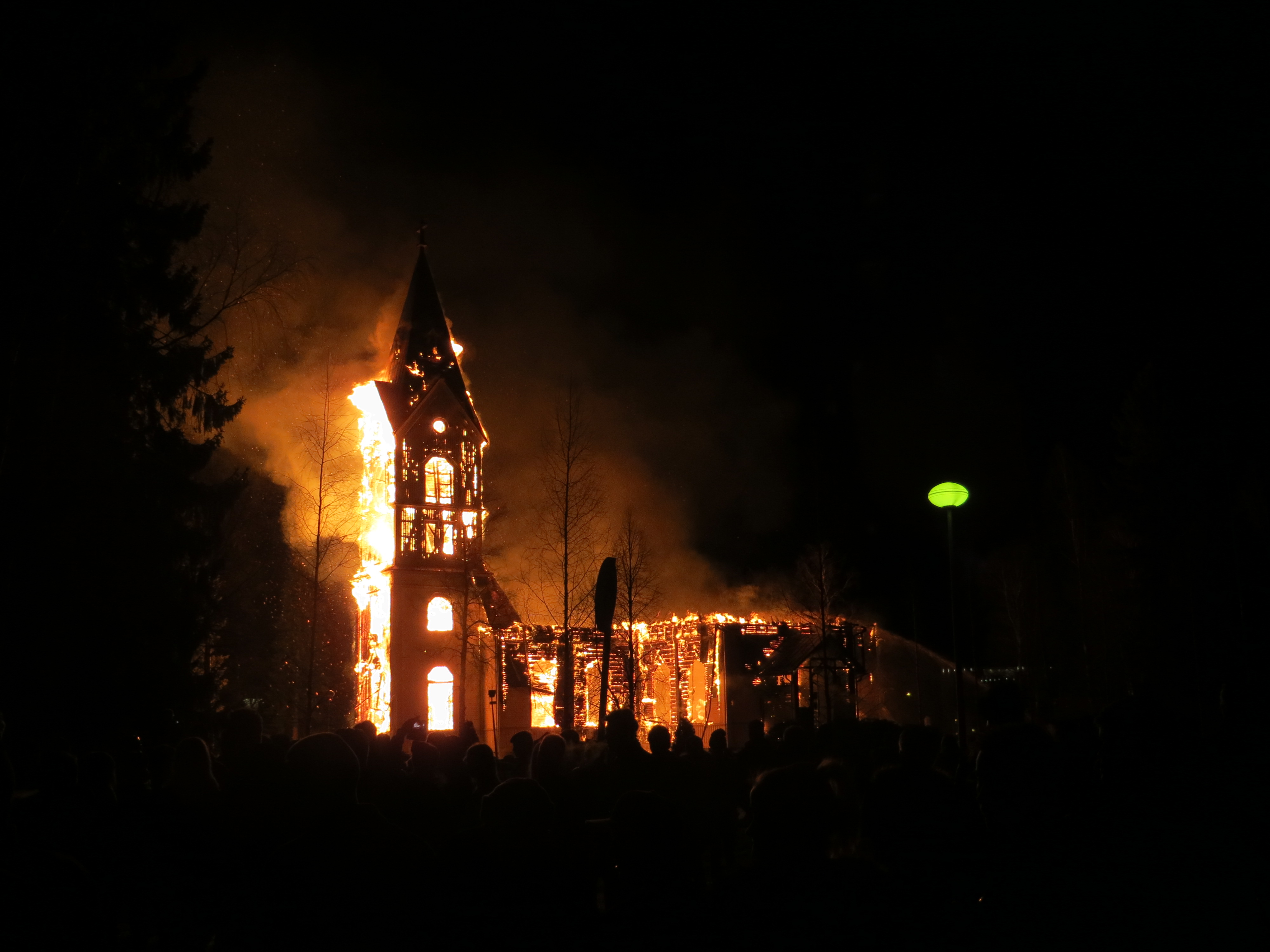 Ylivieskan kirkko tuhoutui täysin tulipalossa lauantai-iltana.