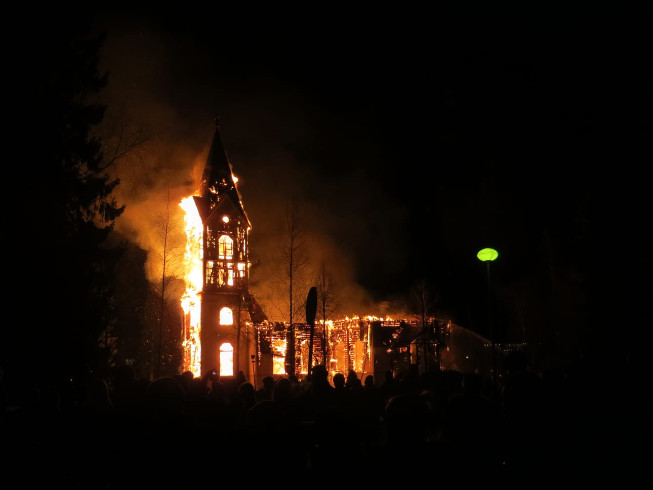 Ylivieskan kirkko tuhoutui täysin tulipalossa lauantai-iltana.