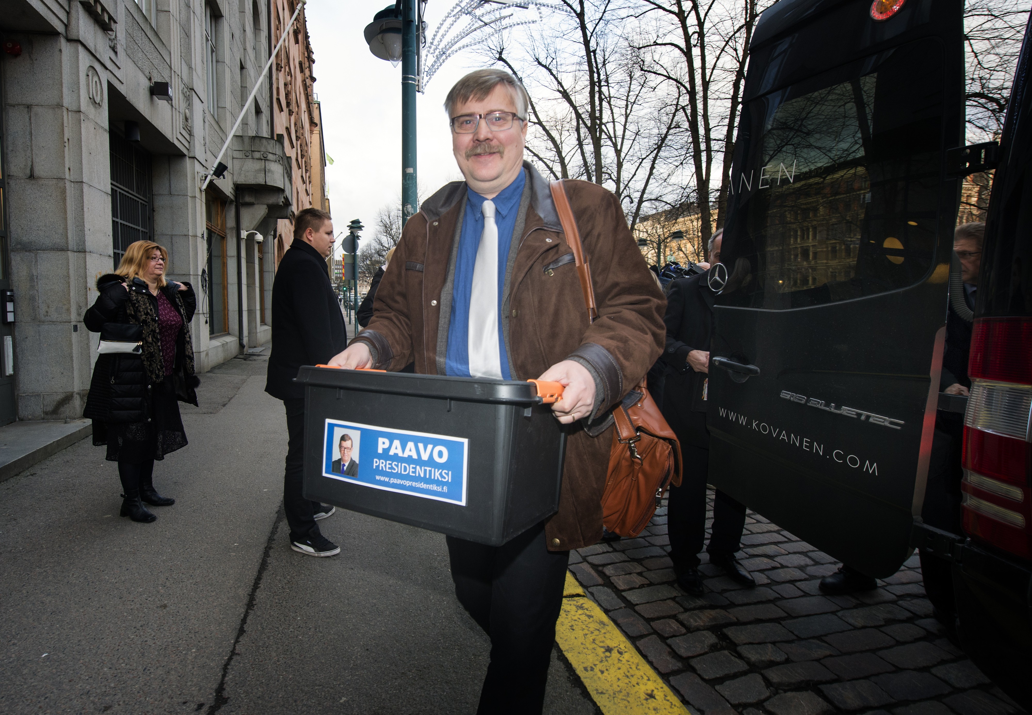 Väyrysen kampanjapäällikkö Seppo Hauta-aho avustajineen rahtasi kannattajakortteja maanantaina tarkistettavaksi.